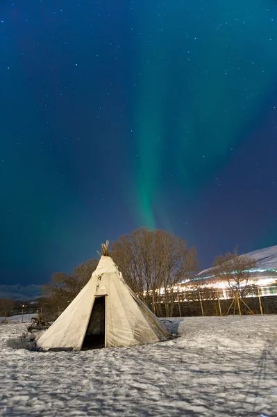 Norveç in troms bölgesinde geleneksel sami geyik cilt çadır (Laponya yurts)