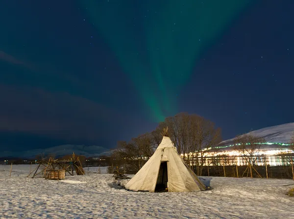 Norveç in troms bölgesinde geleneksel sami geyik cilt çadır (Laponya yurts)