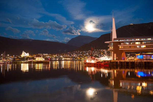 Letecký pohled na panoráma města tromso v soumraku Norsko — Stock fotografie