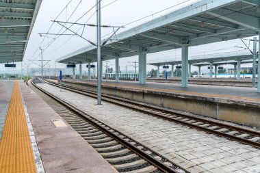 Boş tren istasyonu sadece treni bekliyor.