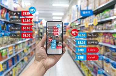 Augmented Reality kullanan akıllı telefon tutarak adam yiyecek süpermarkette satın