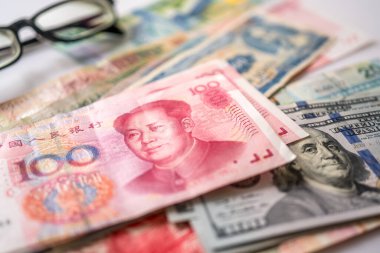 Dolar, Yuan ve başka bir para birimi.