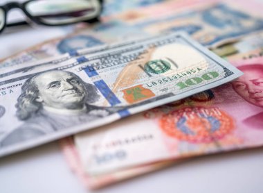 Dolar, Yuan ve başka bir para birimi.