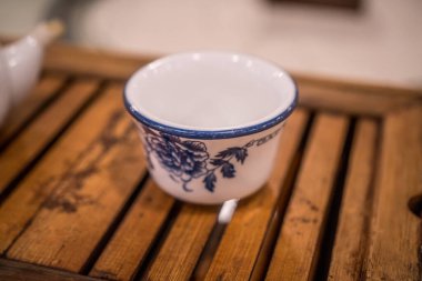 Bambu masasında çay fincanı, Çin kültürü.