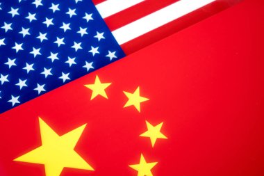 Çin ve Amerika bayrakları