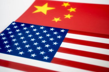Çin ve Amerika bayrakları