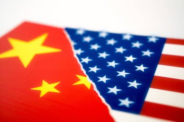 Amerikan bayrağı ve Çin bayrağı