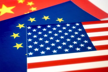 Çin, Avrupa Birliği ve Amerika bayrakları