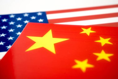 Çin ve Amerika bayrakları