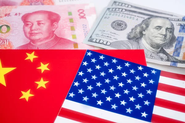 Dolar ve Yuan para birimi masada yatıyor.