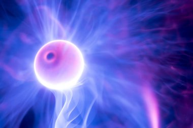 Siyah arkaplanda Plasma Işık Topu