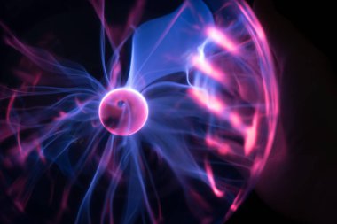 Eller siyah arkaplanda plazma ışık topu tutuyor