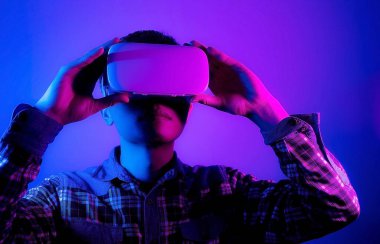 Sanal gerçeklik kulaklığı takan bir adamın dijital bileşimi. Arayüz, gelecek teknoloji kavramı..