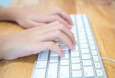 Kız klavyede yazı yazıyor.