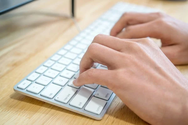 Hombre Está Escribiendo Teclado Imágenes De Stock Sin Royalties Gratis