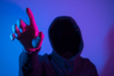 Hacker uyanıyor, ekrana dokunuyor, güvenlik ağını kırıyor