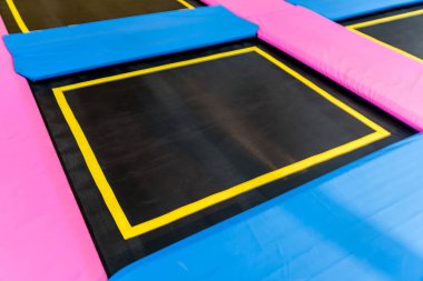 Boş trambolin çocukları bekliyor.