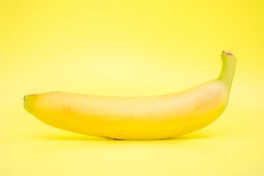 Sarı arka planda sarı muzlar