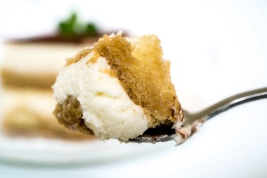 Taze tiramisu pastalı kaşık, beyaz arka plan