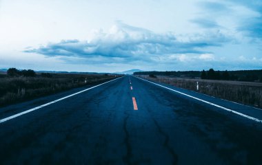 Sonbahar, asfalt yolda araba sürüyor.