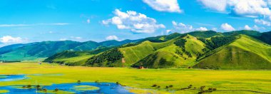 Sade, çayırlar, nehir ve dağ