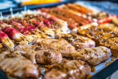 Barbekü için yemek hazırlamak, yemek tepsisinde yemek.