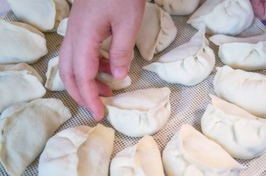 Kadın köfteyi kamış tabağına koydu.