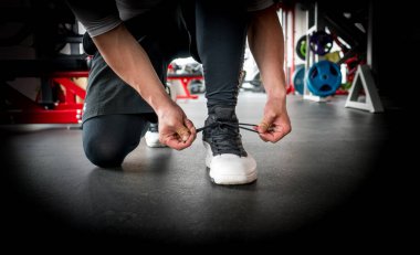 adam kravat ayakkabı bağı bir spor salonu, bazı egzersiz yapmaya hazır