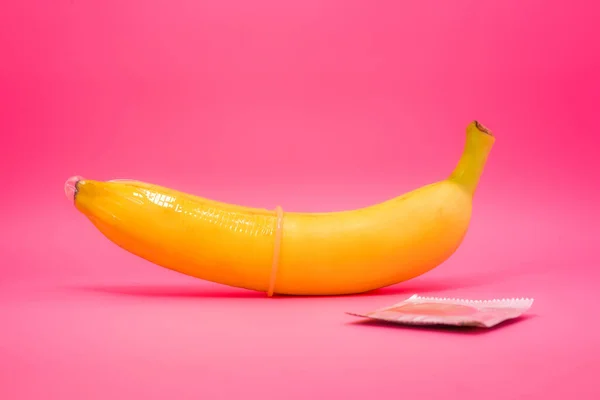 Átlátszó Óvszer Banánra Helyezve Szexuális Védelem Fogalma — Stock Fotó
