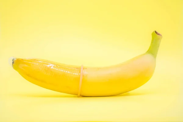 Transparent Kondom Placerad Banan Begreppet Sexuellt Skydd — Stockfoto