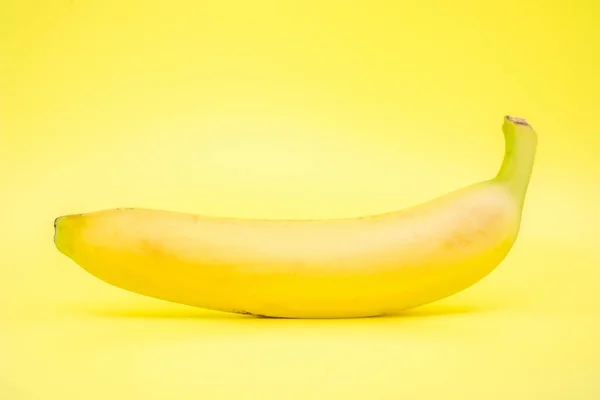 Желтые Бананы Желтым Фоном — стоковое фото