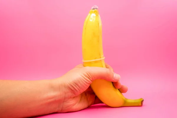 Mano Sosteniendo Plátano Preservativo Transparente Colocado Plátano Concpt Protección Sexual —  Fotos de Stock