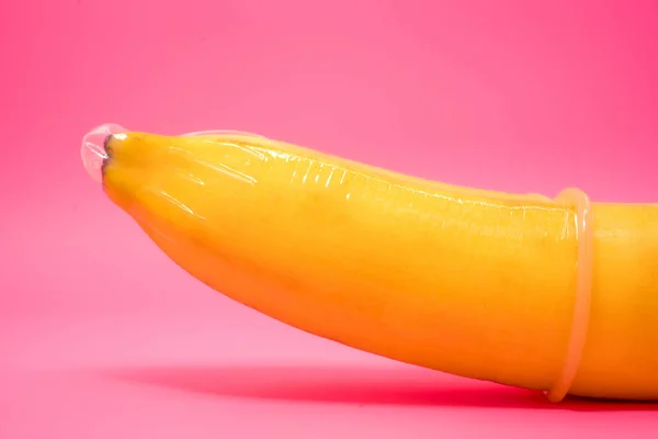 Прозрачный Презерватив Банане Концепция Сексуальной Защиты — стоковое фото