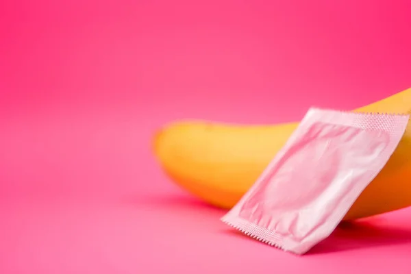 Transparent Kondom Med Banan Begreppet Sexuellt Skydd — Stockfoto