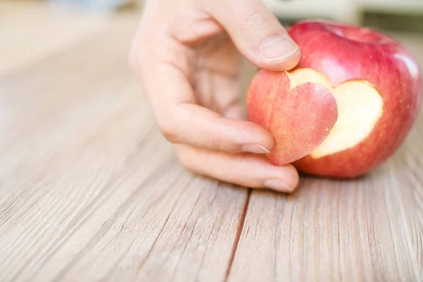Main Tenant Tarte Aux Pommes Avec Forme Coeur Concept Amour — Photo
