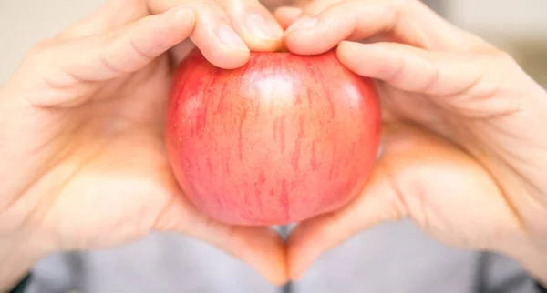 Två Händer Som Håller Rött Äpple Ger Dig — Stockfoto