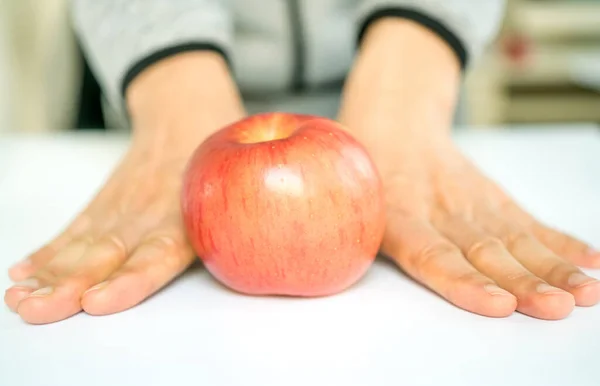Handen Håller Rött Äpple Ger Dig — Stockfoto