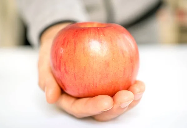 Hand Hålla Äppelpaj Med Hjärtform Kärlekskoncept — Stockfoto