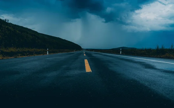 Nach Dem Regen Hochgeschwindigkeitsstraße Mit Berg Und Dunklen Wolken Vor — Stockfoto