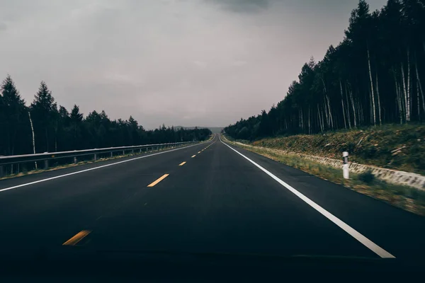 Coche Conduciendo Camino Asfalto Fondo Oscuro — Foto de Stock