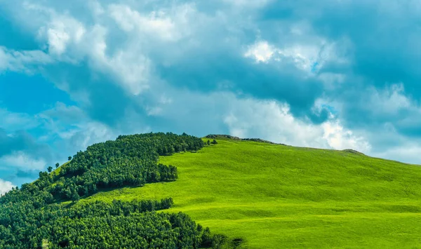 Tepeler, çayırlar ve mavi gökyüzü