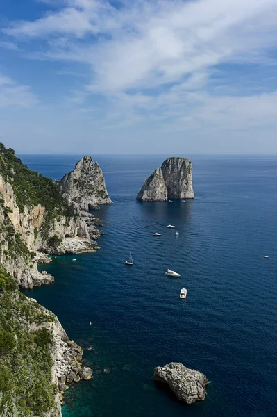 Faraglioni rotsformaties op capri eiland, Italië — Stockfoto