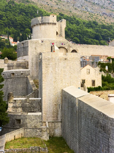 Часть крепостной стены и сторожевой башни старого города — стоковое фото