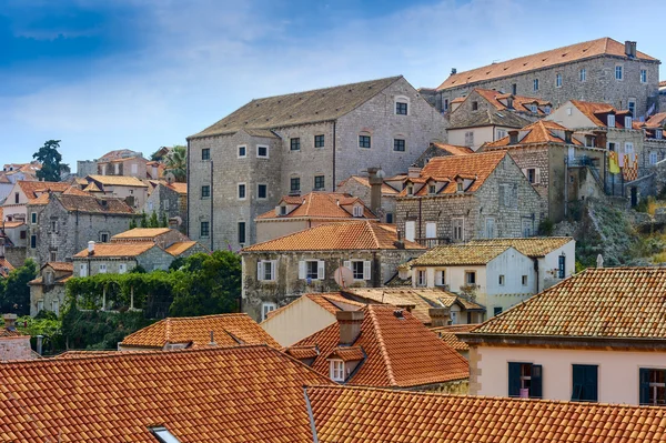 Vecchia casa in pietra con tetto piastrellato — Foto Stock