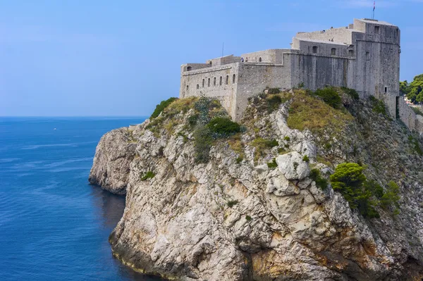 Древняя крепость, расположенная на скале над морем — стоковое фото