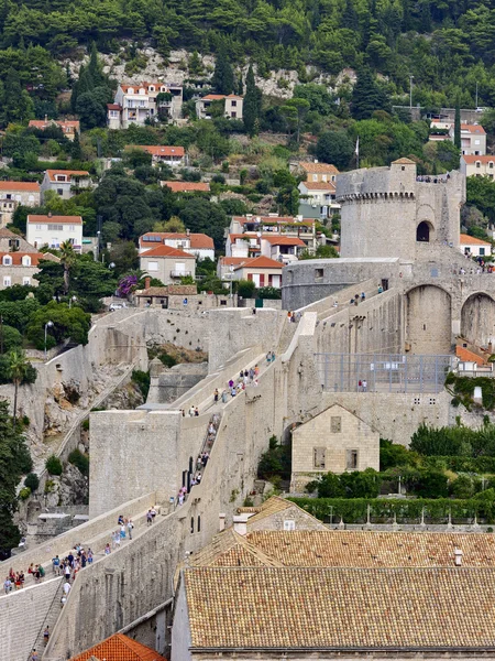 Часть крепостной стены и сторожевой башни старого города — стоковое фото