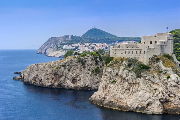 Древняя крепость, расположенная на скале над морем Стоковое Изображение