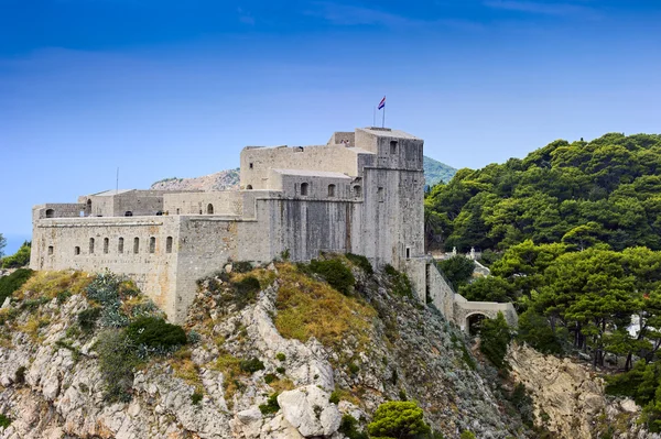Древняя крепость, расположенная на скале — стоковое фото