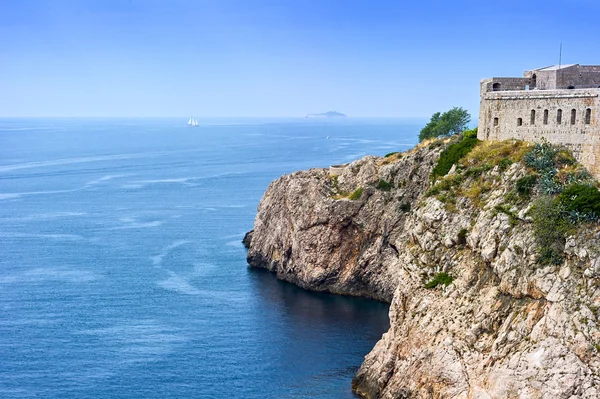 Древняя крепость, расположенная на скале над морем — стоковое фото
