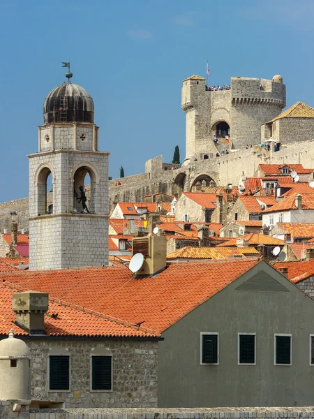 Torre, tetti di tegole rosse e vecchia fortezza — Foto Stock